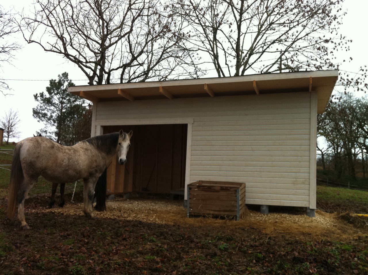 abri cheval bois distribué par HEJ'France spécialiste de la maison bois basse consommation